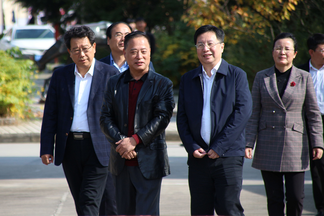 中共陕西省委副书记胡衡华莅临NG官网药业调研项目建设情况 拷贝.jpg